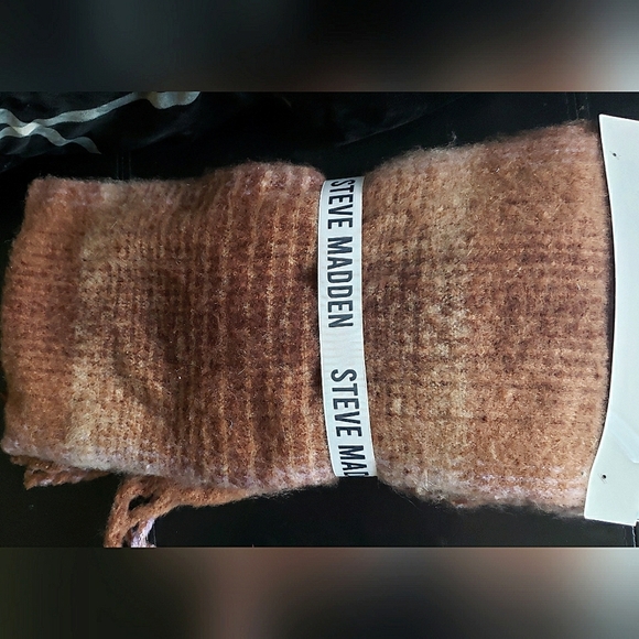 Steve Madden Scarf and Beanie Bundle NWT - Picture 2 of 5